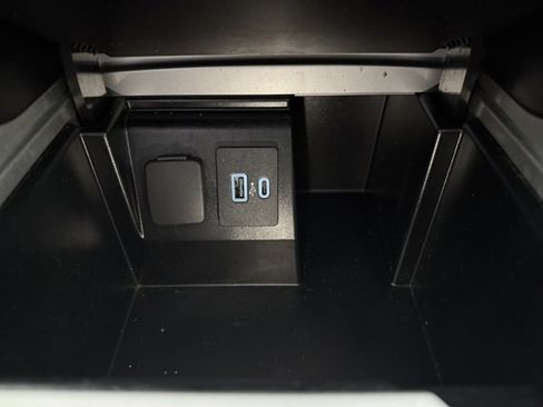 Used 2022 Ford Explorer XLT w/ Equipment Group 202A image 6