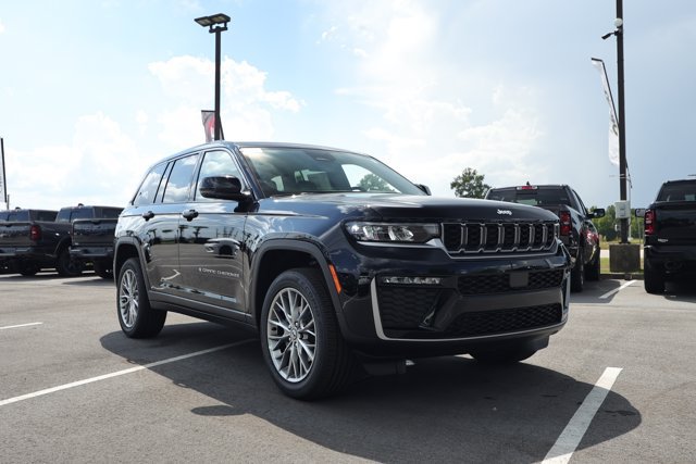 New 2027 Jeep Grand Cherokee Limited RWD image 3