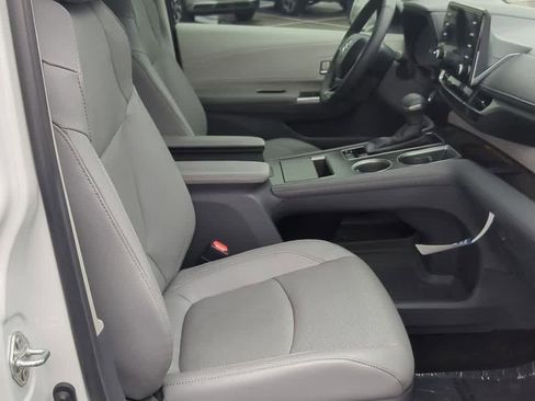 Used 2023 Toyota Sienna Limited image 22