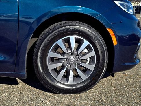 Certified 2024 Chrysler Pacifica Select image 32