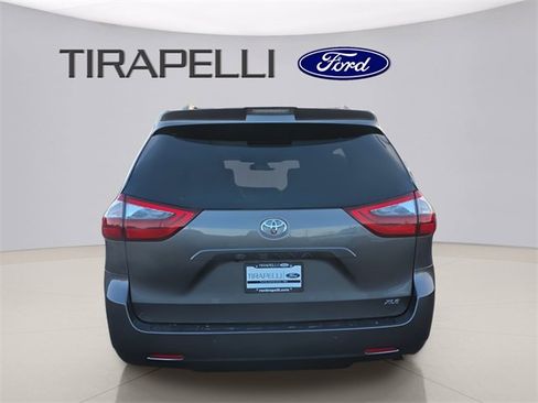 Used 2020 Toyota Sienna Limited image 8