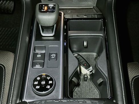 Used 2023 Nissan Pathfinder SL AWD/4WD image 17