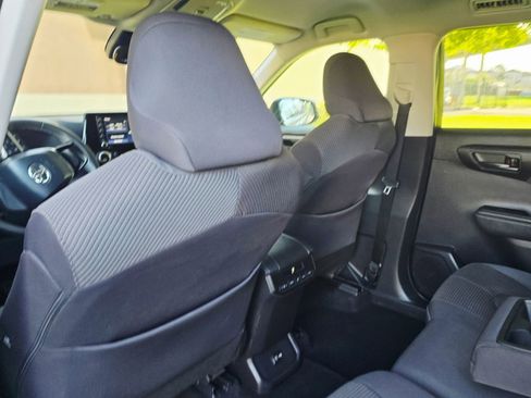 Used 2020 Toyota Highlander LE image 40