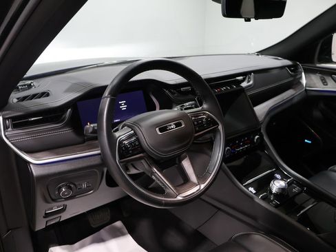 Used 2022 Jeep Grand Cherokee Overland w/ Luxury Tech Group IV image 16