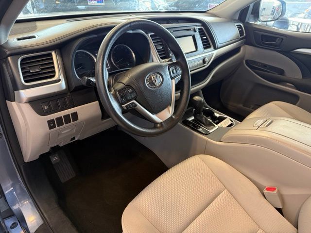 Used 2017 Toyota Highlander LE w/ Carpet Mat Package FWD image 2