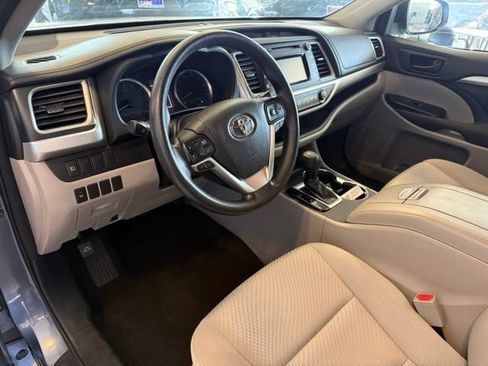 Used 2017 Toyota Highlander LE w/ Carpet Mat Package FWD image 2