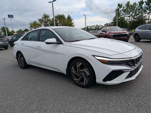 Used 2025 Hyundai Elantra SEL FWD image 2