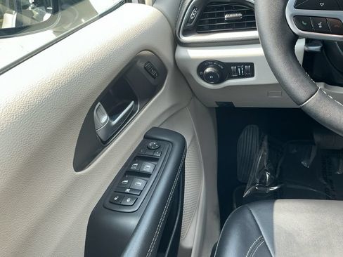 Used 2024 Chrysler Pacifica Limited FWD image 19