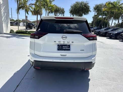 Used 2024 Nissan Rogue S AWD/4WD image 2