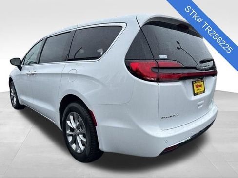 New 2026 Chrysler Pacifica Select image 5