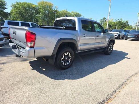 Used 2017 Toyota Tacoma TRD Off-Road AWD/4WD image 5
