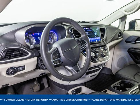 Used 2023 Chrysler Pacifica Touring-L FWD image 4