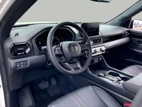 Used 2025 Honda Pilot TrailSport image 17