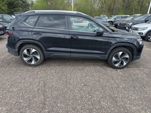 Used 2025 Volkswagen Taos SE AWD/4WD image 2