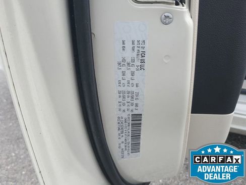 Used 2017 Chrysler Pacifica Touring-L w/ Tire & Wheel Group image 47