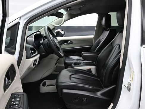 Certified 2023 Chrysler Pacifica Touring-L FWD image 19