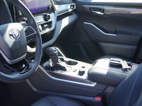 Used 2024 Toyota Highlander Platinum image 26