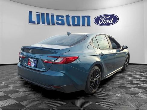 Used 2025 Toyota Camry SE image 3