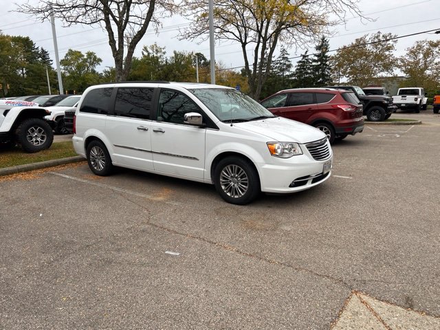 Used 2016 Chrysler Town & Country Touring-L FWD image 2