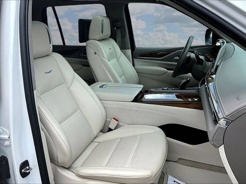 Used 2023 Cadillac Escalade Sport Platinum w/ Heavy-Duty Trailer Package AWD/4WD image 29