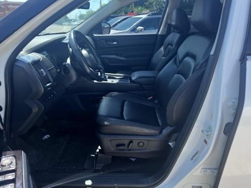 Used 2023 Nissan Pathfinder SL FWD image 2