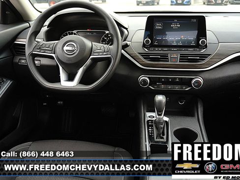 Used 2025 Nissan Altima 2.5 SV FWD image 12