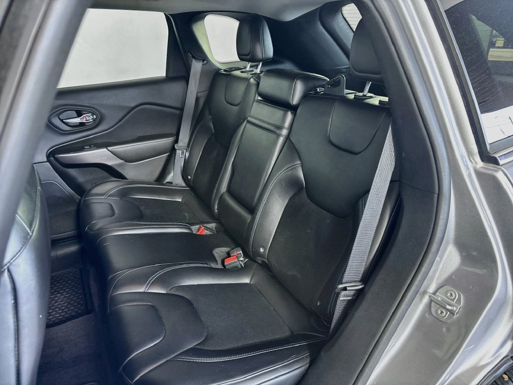 Used 2019 Jeep Cherokee Latitude Plus w/ Cold Weather Group AWD/4WD image 20