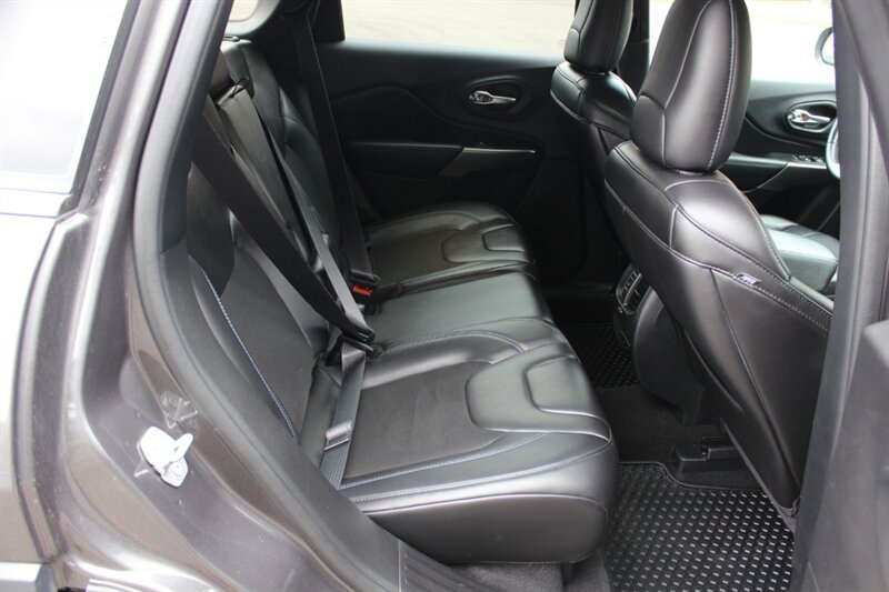 Used 2019 Jeep Cherokee Latitude Plus w/ Cold Weather Group AWD/4WD image 16