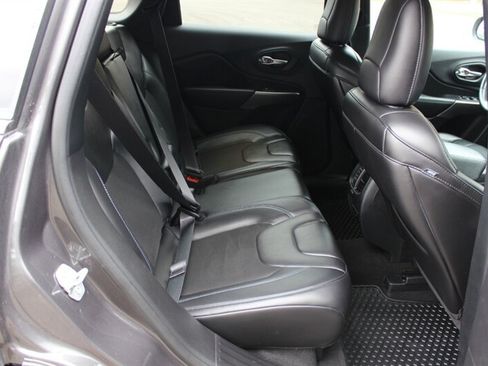 Used 2019 Jeep Cherokee Latitude Plus w/ Cold Weather Group AWD/4WD image 16