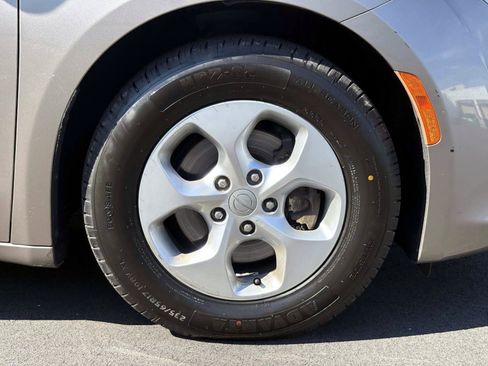 Used 2017 Chrysler Pacifica Touring-L Plus FWD image 32