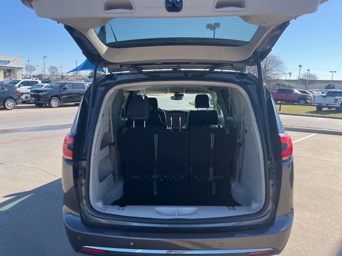Used 2023 Chrysler Pacifica Touring-L image 5