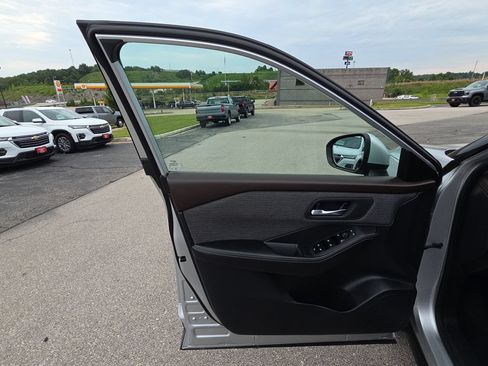 Used 2021 Nissan Rogue SV AWD/4WD image 12