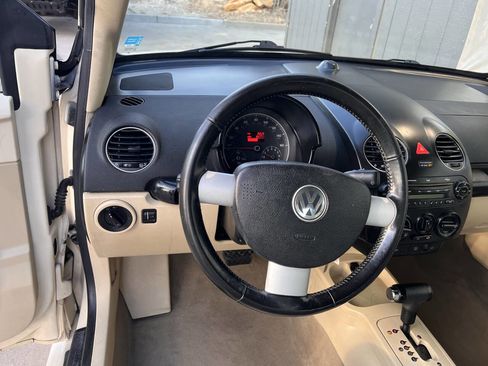 Used 2010 Volkswagen Beetle Convertible image 15