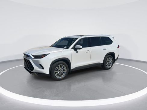 Used 2024 Toyota Grand Highlander AWD image 3