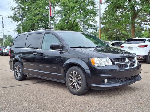 Used 2017 Dodge Grand Caravan SXT FWD image 3