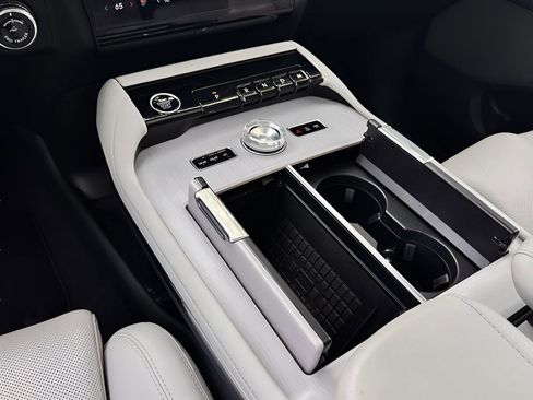 Used 2025 Lincoln Navigator L Reserve AWD/4WD image 13