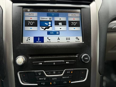 Used 2018 Ford Fusion SE FWD image 17