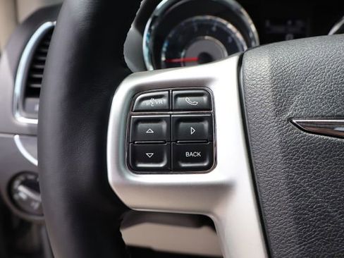 Used 2016 Chrysler Town & Country Touring-L FWD image 17