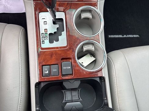 Used 2012 Toyota Highlander Limited w/ Tow Pkg image 16