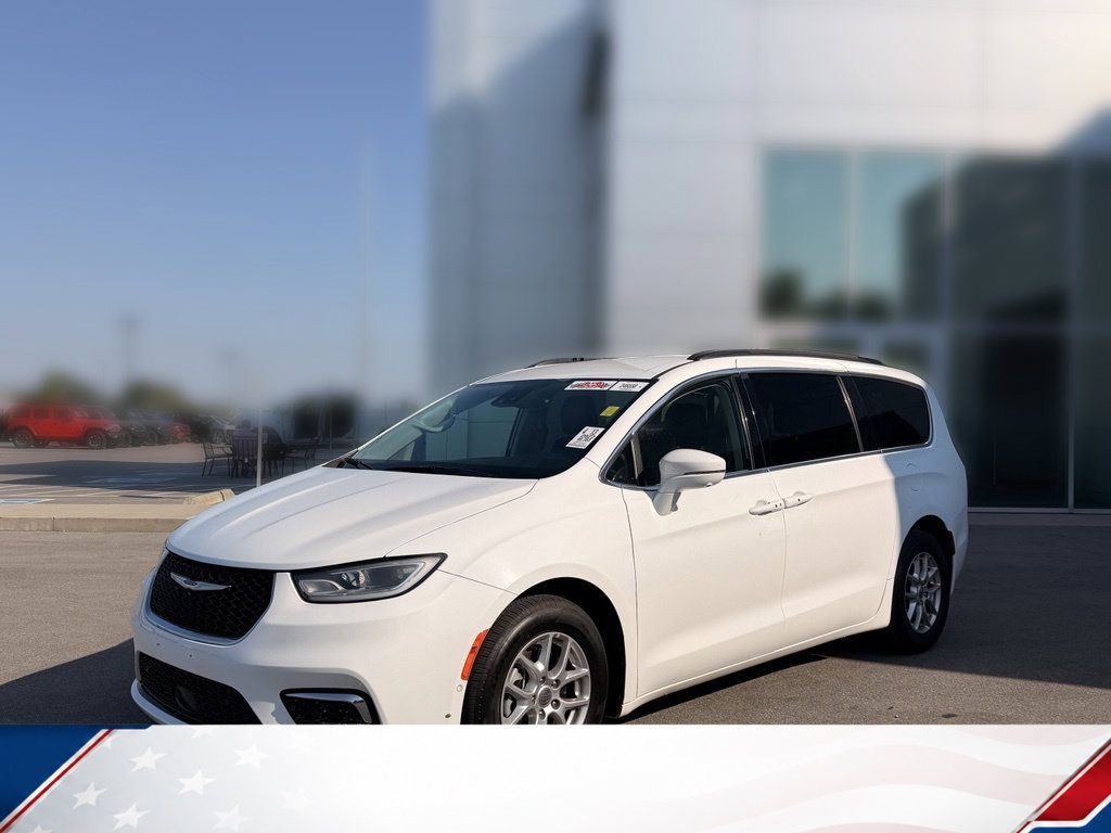 Used 2022 Chrysler Pacifica Touring-L w/ Uconnect Theater Family Group FWD image 2