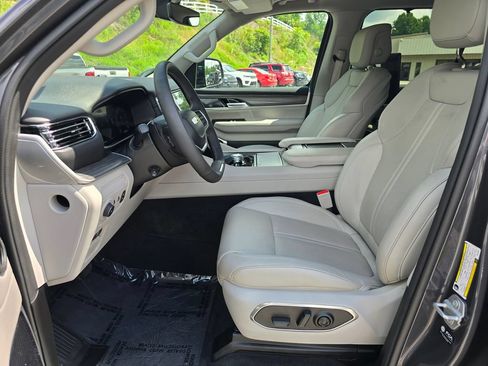 Used 2024 Jeep Wagoneer L Series III w/ Premium Group I AWD/4WD image 4