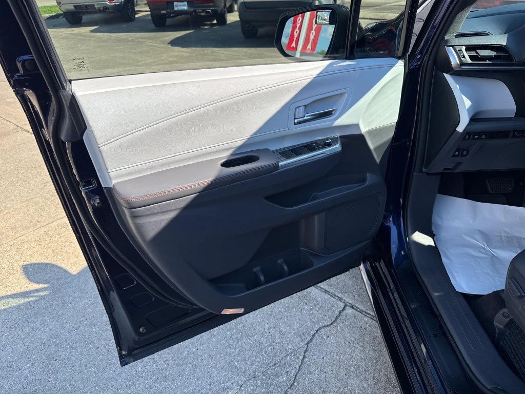 Certified 2021 Toyota Sienna XSE w/ XSE Plus Package AWD/4WD image 11
