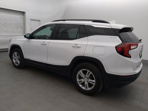 Used 2024 GMC Terrain SLE w/ Driver Convenience Package FWD image 3