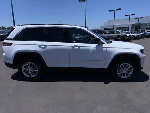Used 2025 Jeep Grand Cherokee Laredo X RWD image 11