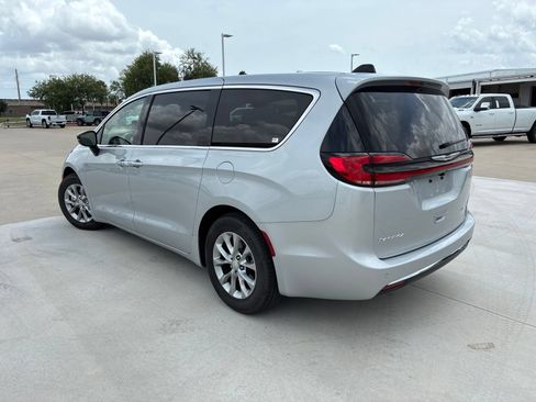 Used 2026 Chrysler Pacifica Limited FWD image 5