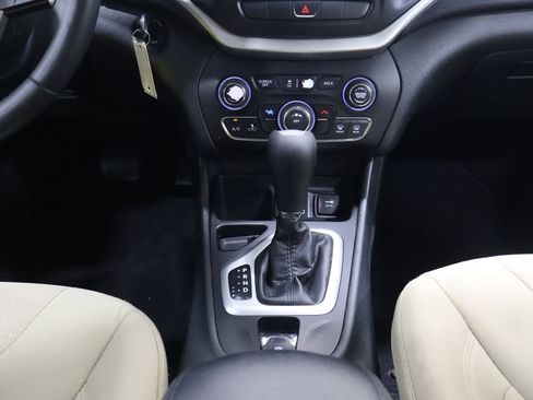 Used 2015 Jeep Cherokee Latitude FWD image 20