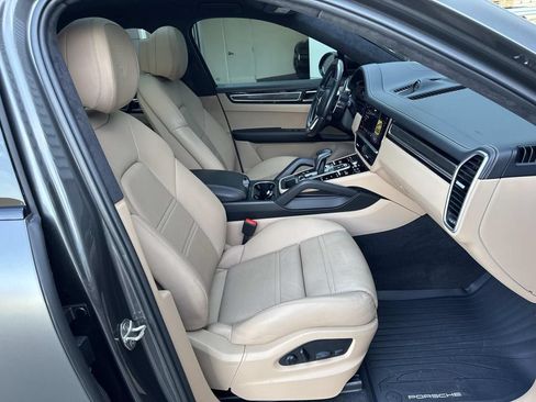Used 2022 Porsche Cayenne GTS AWD/4WD image 9