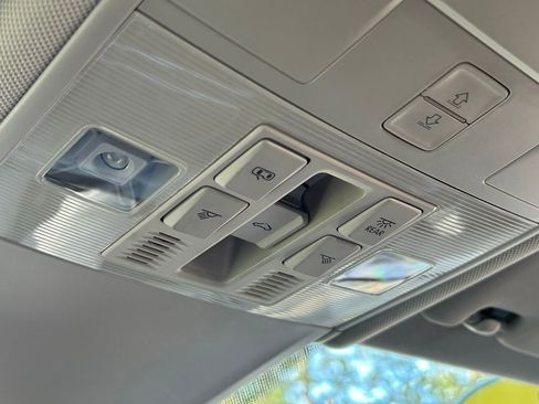 Used 2018 Volkswagen Tiguan SEL Premium image 57