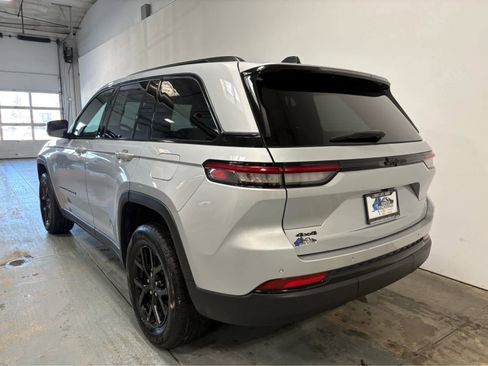 Used 2024 Jeep Grand Cherokee Altitude image 3