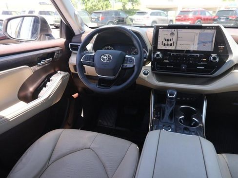Used 2021 Toyota Highlander Platinum AWD/4WD image 25